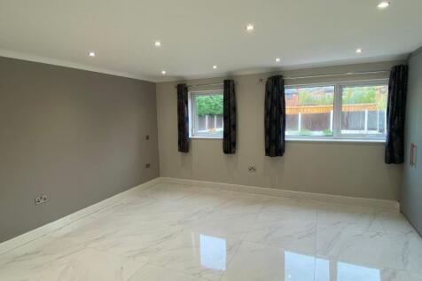 Downstairs Bedroom 2.jpeg