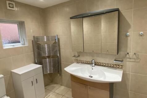 Downstairs ensuite 2.jpeg