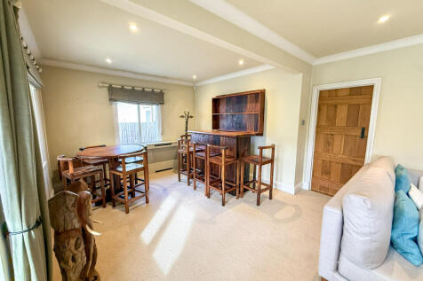 Living room/dining area