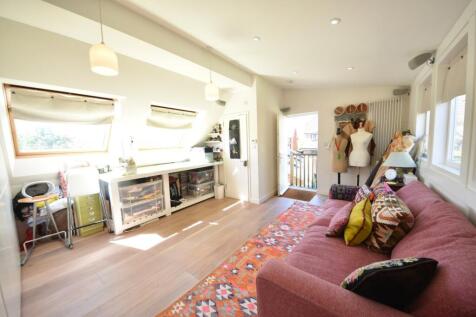 Studio/Fifth Bedroom