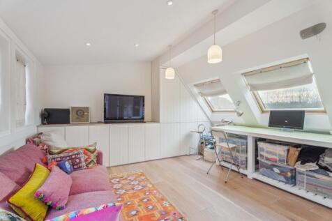 Studio/Fifth Bedroom