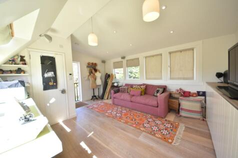 Studio/Fifth Bedroom