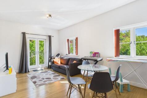 Living Room / Dining