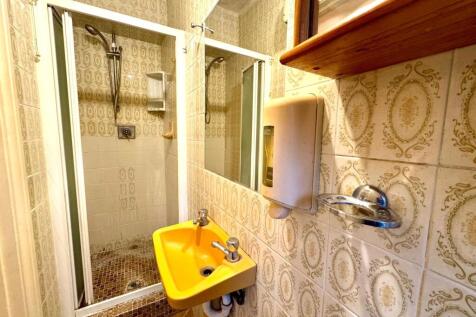 Ground Shower Room