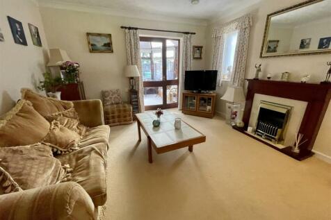 LIVING/ DINING ROOM