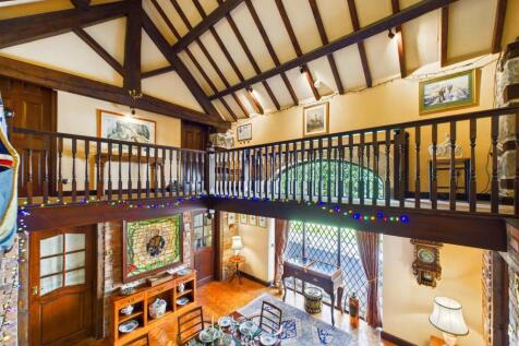 GALLERIED LANDING