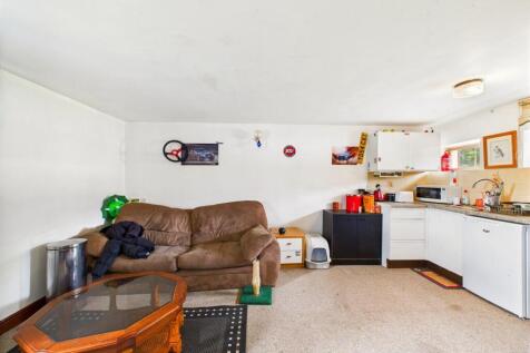 KITCHENETTE/ LIVING ROOM
