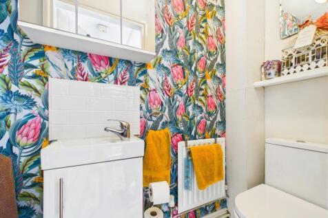 ENSUITE TOILET