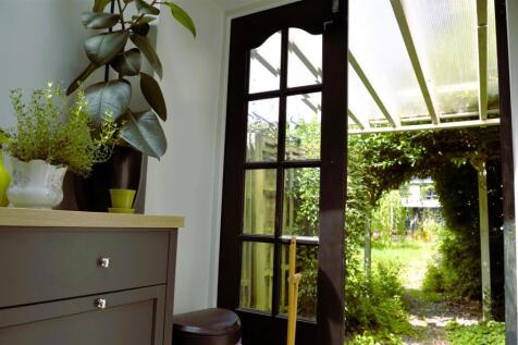 Back door to garden.JPG