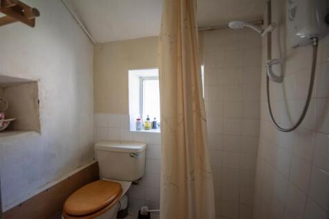 W/C &amp; SHOWER ROOM
