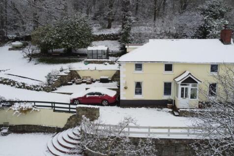 thumbnail_house in the snow no people.jpg