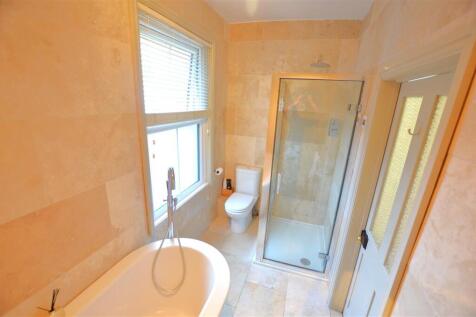 LUXURY BATHROOM.