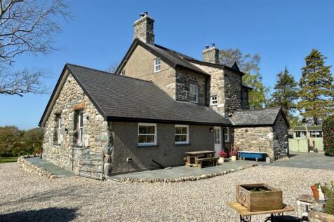 HOUSE REAR