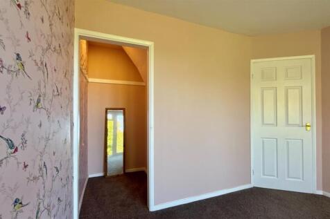 Walk in wardrobe in bed 1