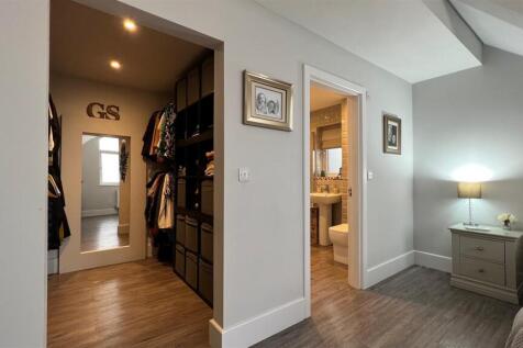 Main bedroom walk in wardrobe &amp; ensuite