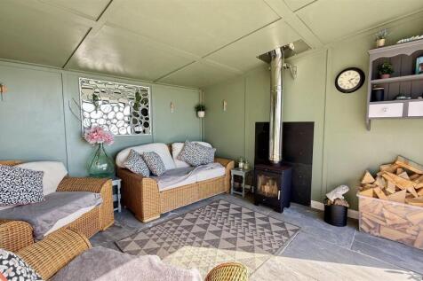 Gin shed