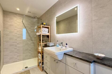 principal bedroom ensuite