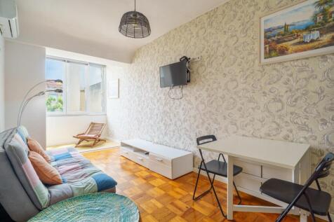 1-Bedroom Apartment in Estefânia with AL License