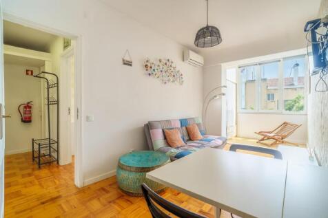 1-Bedroom Apartment in Estefânia with AL License