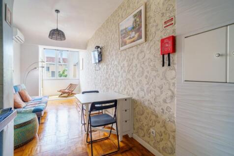 1-Bedroom Apartment in Estefânia with AL License