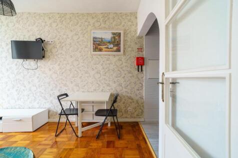 1-Bedroom Apartment in Estefânia with AL License