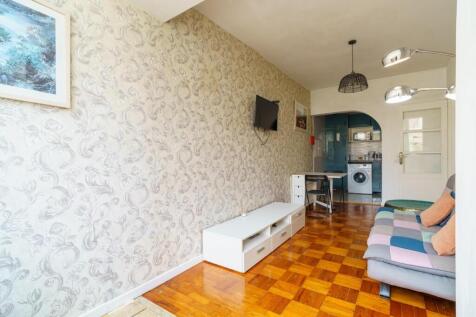 1-Bedroom Apartment in Estefânia with AL License