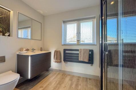 Master en-suite shower room