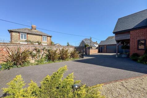 Driveway with lots of parking