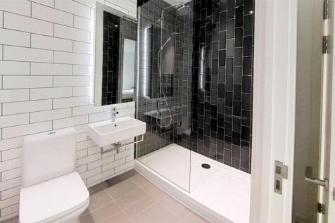 Pendant-Court-Royal-Wharf-Bathroom(1).jpg