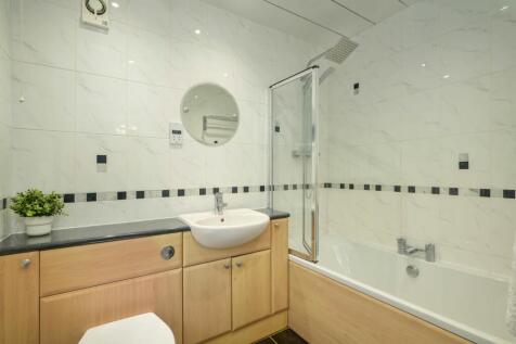 Master bedroom ensuite 