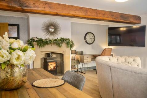 Sitting/dining room