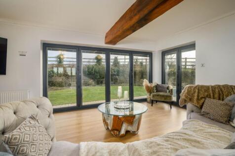 Sitting/dining room