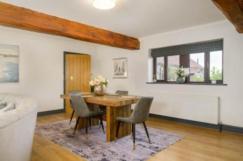Sitting/dining room