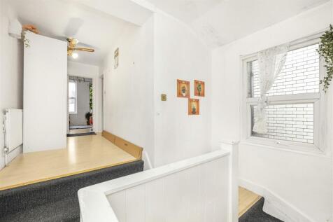 Flat 2   837A Romford Road -006.JPG