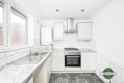 Flat 11  242 Winchester Court  Billet Road -006.JP