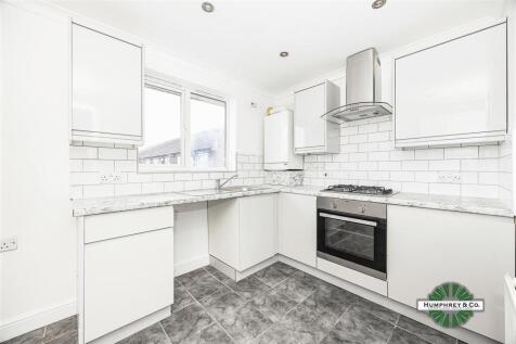 Flat 11  242 Winchester Court  Billet Road -005.JP