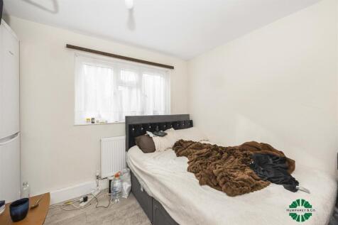 Flat 14  Fyfield Court  Disraeli Road -001.JPG