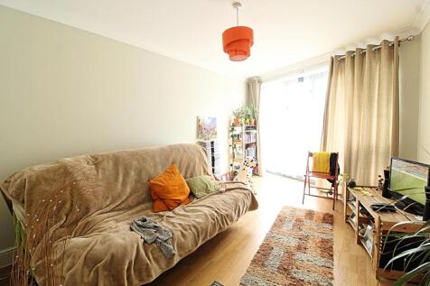THIRD FLOOR FLAT WITH A BALCONY IN STRATFORD CENTR
