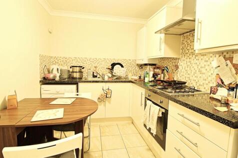 THIRD FLOOR FLAT WITH A BALCONY IN STRATFORD CENTR