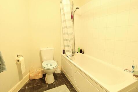 THIRD FLOOR FLAT WITH A BALCONY IN STRATFORD CENTR