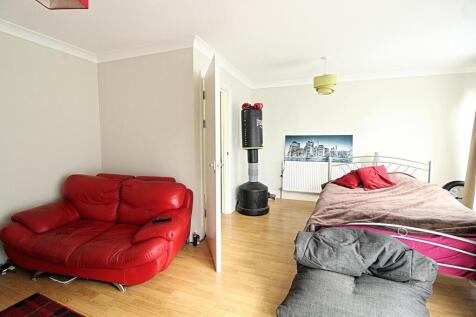 THIRD FLOOR FLAT WITH A BALCONY IN STRATFORD CENTR