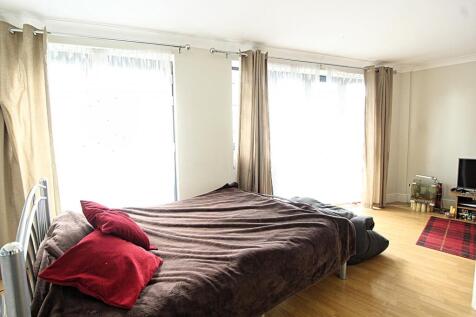 THIRD FLOOR FLAT WITH A BALCONY IN STRATFORD CENTR