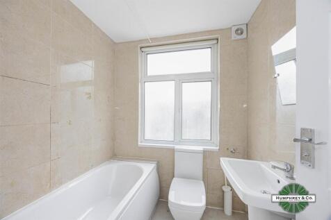 48 Wadeville Avenue Romford -010.JPG