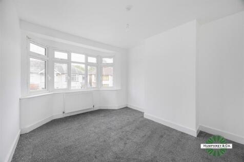 48 Wadeville Avenue Romford -012.JPG