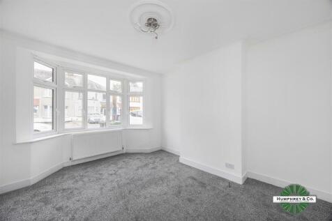 48 Wadeville Avenue Romford -001.JPG