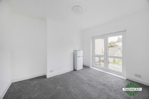 48 Wadeville Avenue Romford -002.JPG