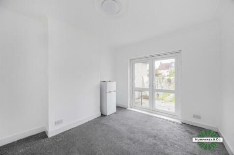 48 Wadeville Avenue Romford -003.JPG