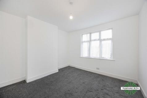 48 Wadeville Avenue Romford -013.JPG