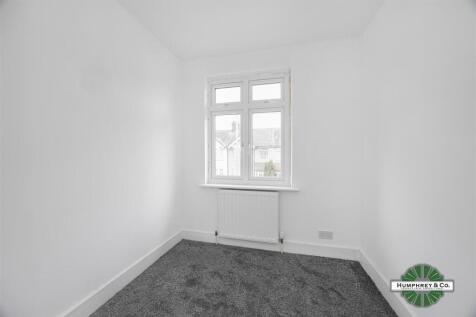 48 Wadeville Avenue Romford -011.JPG