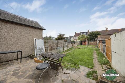 48 Wadeville Avenue Romford -005.JPG
